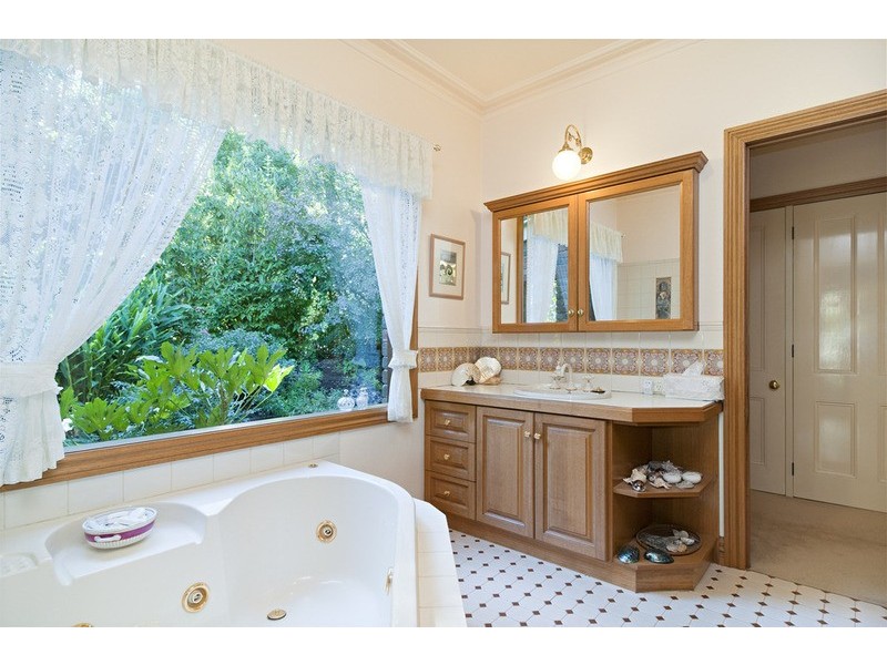 10 Lewis Road, Montrose VIC 3765