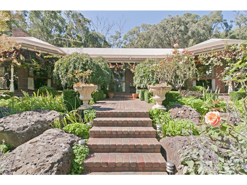 10 Lewis Road, Montrose VIC 3765