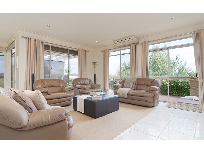 24 Yarraridge Drive, Chirnside Park VIC 3116