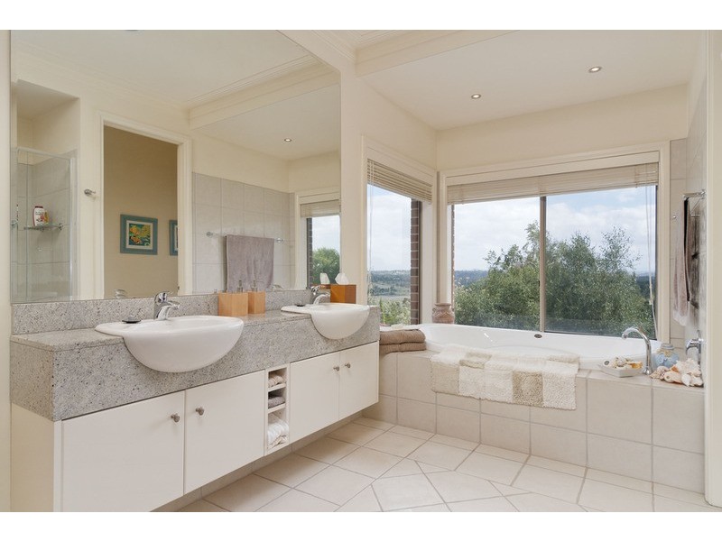 24 Yarraridge Drive, Chirnside Park VIC 3116