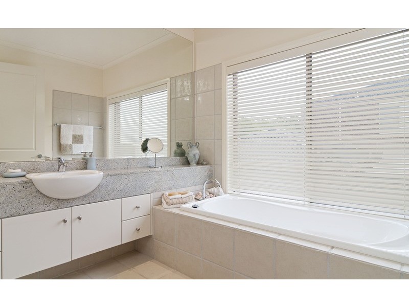 24 Yarraridge Drive, Chirnside Park VIC 3116