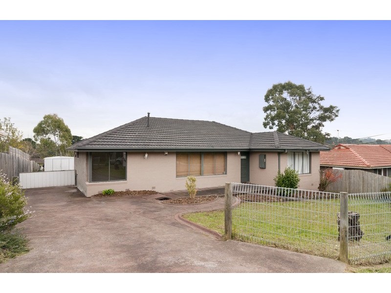 24 Russell  Avenue, Mooroolbark VIC 3138
