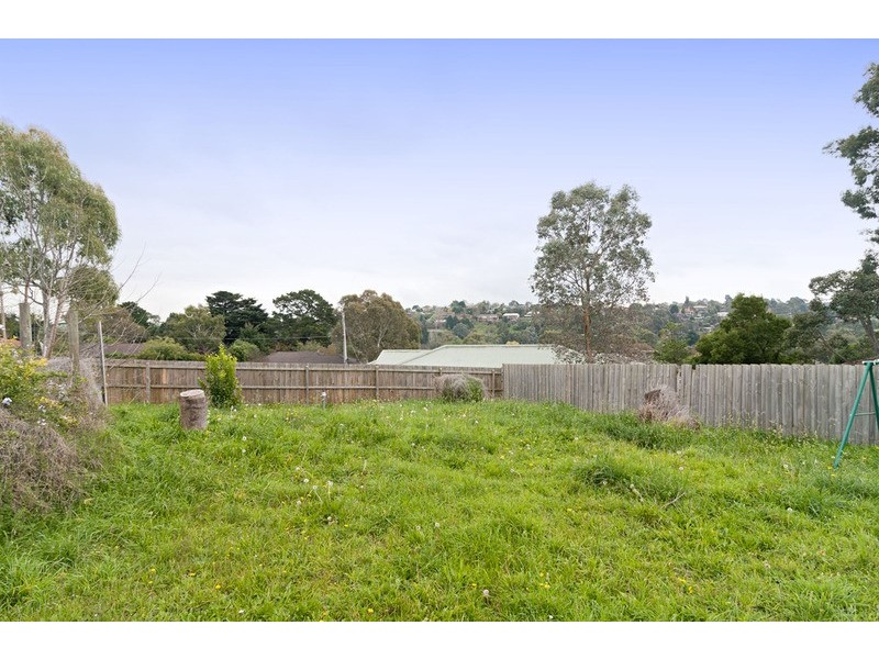 24 Russell  Avenue, Mooroolbark VIC 3138