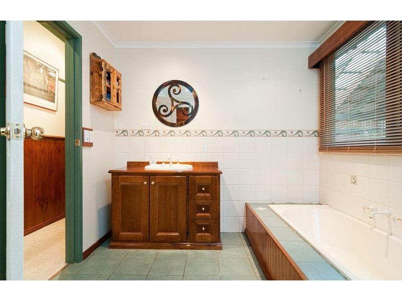 16 Railway Road, Mount Evelyn VIC 3796