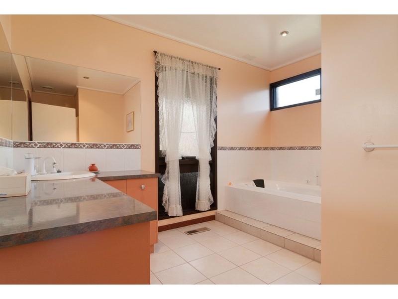 8 Anthony Drive, Chirnside Park VIC 3116