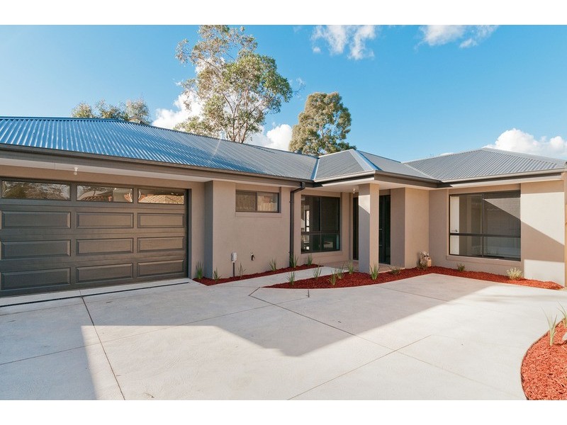 15a Nolan Avenue, Mooroolbark VIC 3138