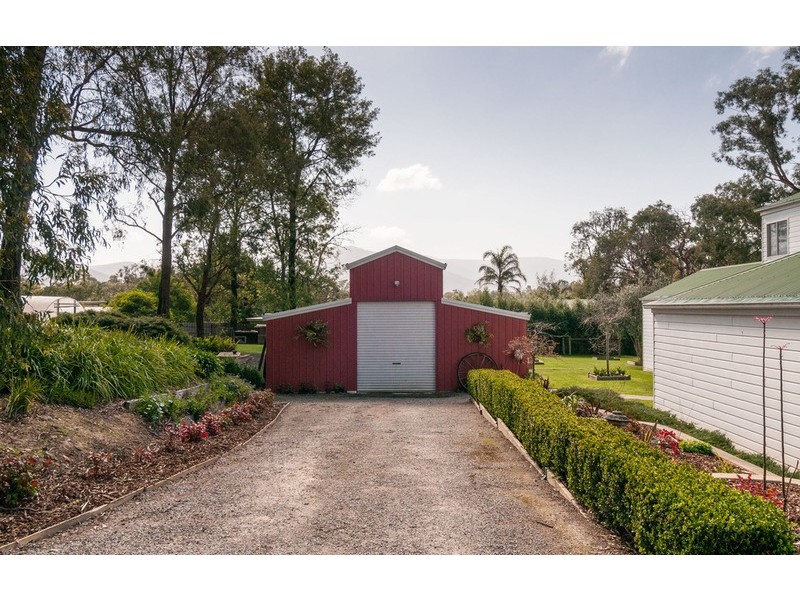 6 Kent Road, Launching Place VIC 3139 the real estate agency Sold