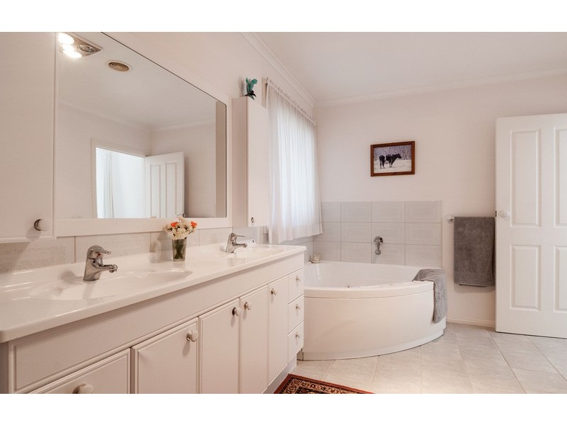 6 Kent  Road, Launching Place VIC 3139