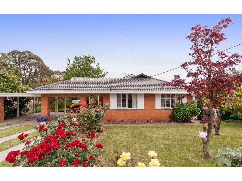 8 George Street, Wandin North VIC 3139