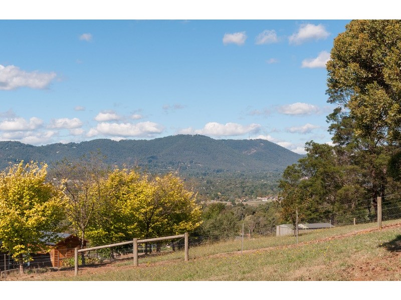 16 High Tor, Mooroolbark VIC 3138