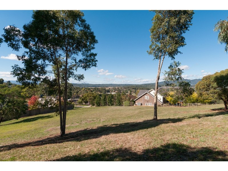 16 High Tor, Mooroolbark VIC 3138