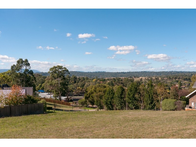 16 High Tor, Mooroolbark VIC 3138