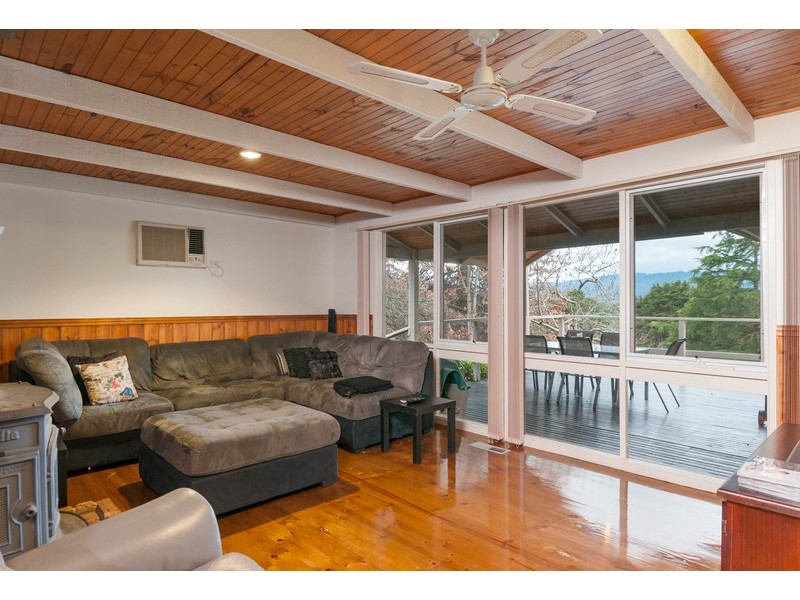 17 Peters Road, Seville East VIC 3139