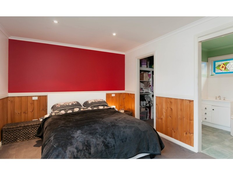 17 Peters Road, Seville East VIC 3139