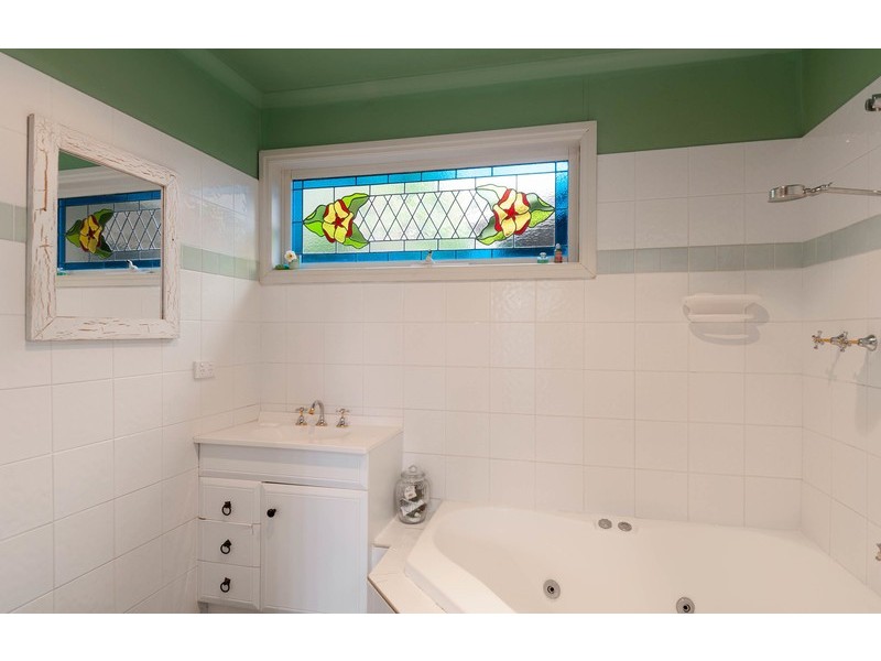 17 Peters Road, Seville East VIC 3139