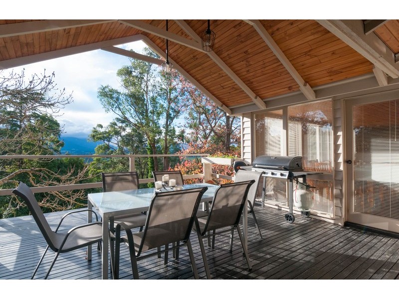 17 Peters Road, Seville East VIC 3139