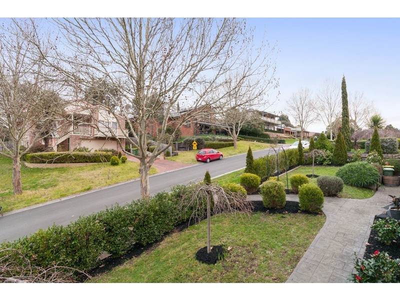 24 Belair Close, Seville VIC 3139