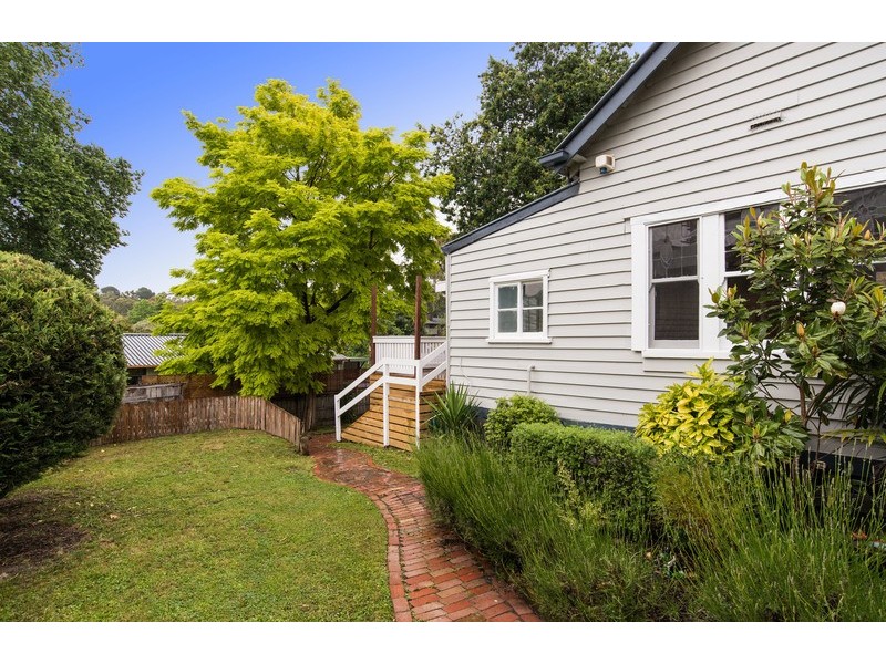 8 Fernhill Road, Mount Evelyn VIC 3796