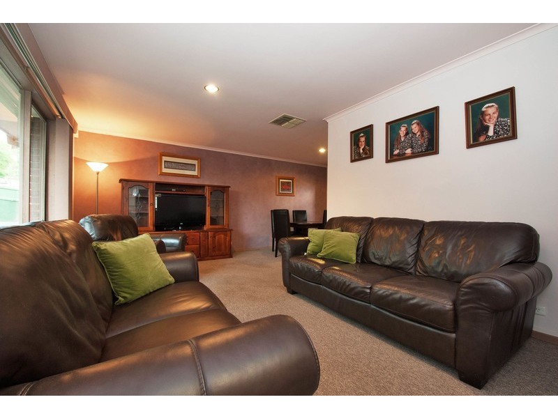 72 Zina Grove, Mooroolbark VIC 3138