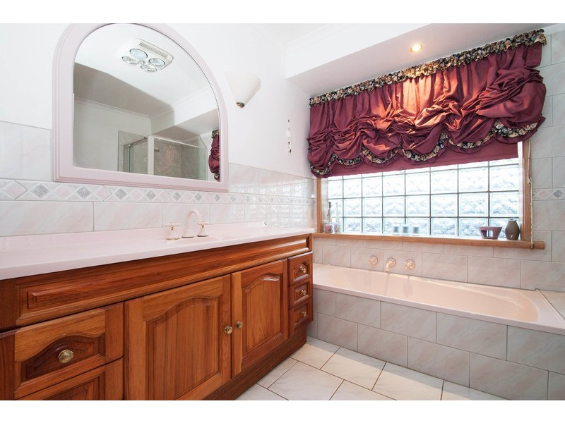 72 Zina Grove, Mooroolbark VIC 3138