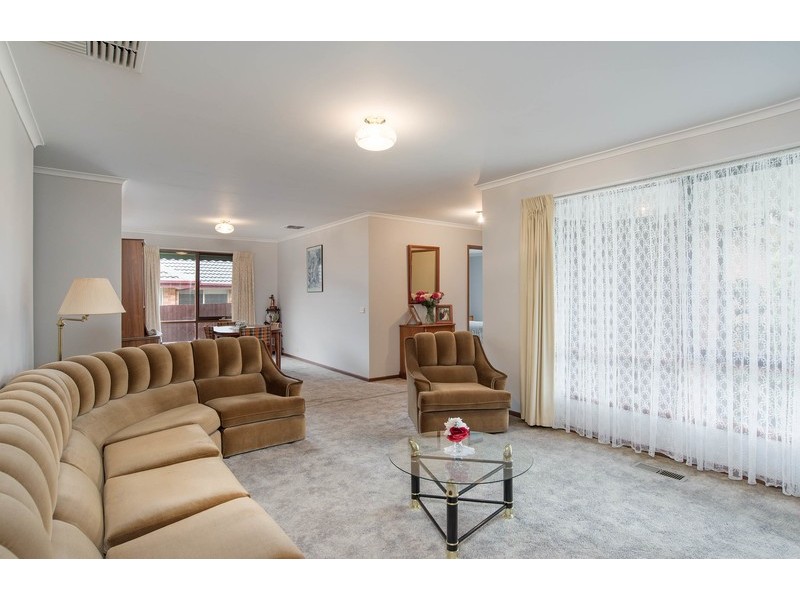 42 Summerhill Park Drive, Mooroolbark VIC 3138