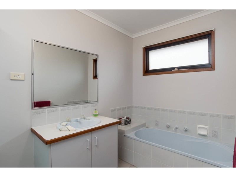 42 Summerhill Park Drive, Mooroolbark VIC 3138