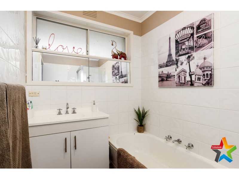 2 Lansell Road, Mooroolbark VIC 3138