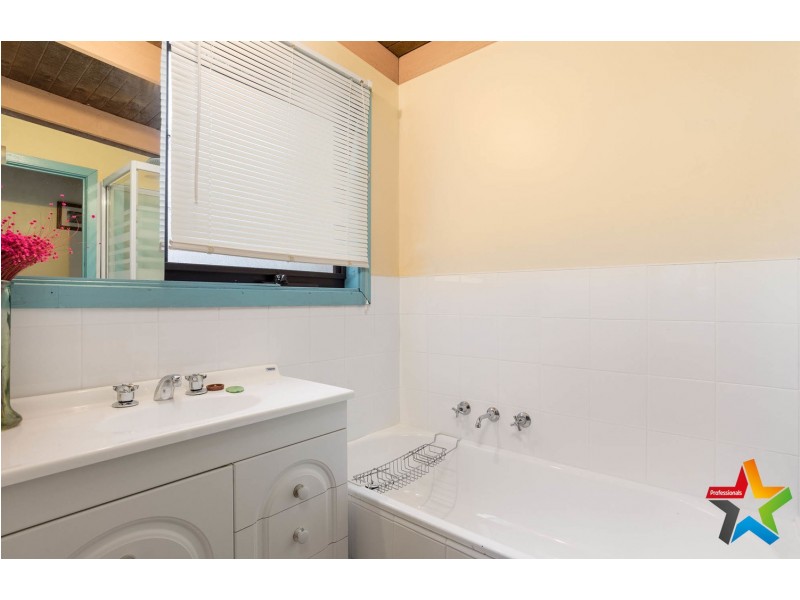 10 Oak Grove, Mount Evelyn VIC 3796