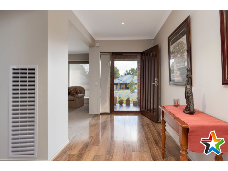 4 Tiverton Circuit, Mooroolbark VIC 3138