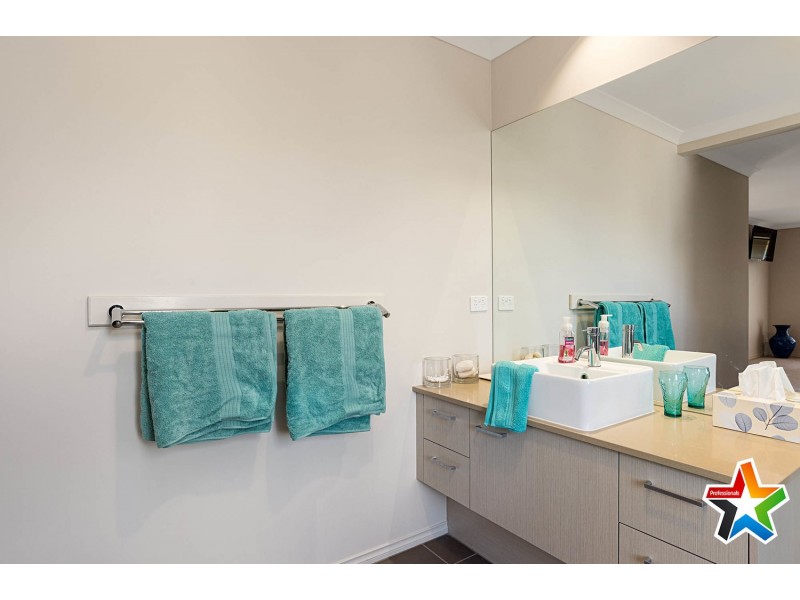 4 Tiverton Circuit, Mooroolbark VIC 3138