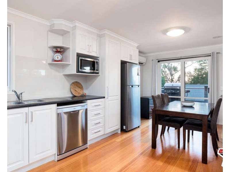 2/5 Brambleberry Lane, Chirnside Park VIC 3116