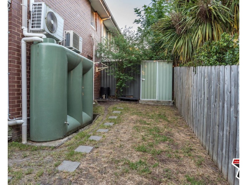 2/5 Brambleberry Lane, Chirnside Park VIC 3116