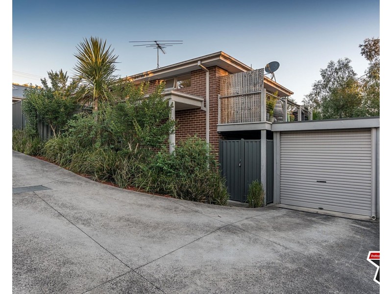 2/5 Brambleberry Lane, Chirnside Park VIC 3116