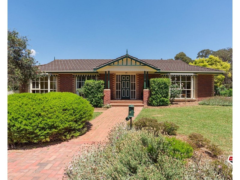17 Azarow Circuit, Croydon South VIC 3136