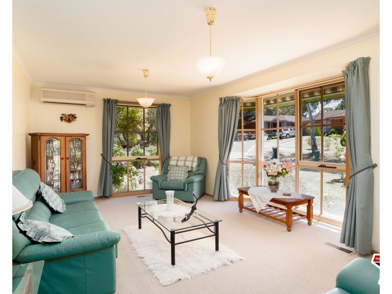 17 Azarow Circuit, Croydon South VIC 3136