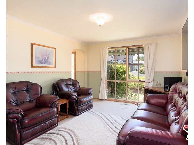 17 Azarow Circuit, Croydon South VIC 3136