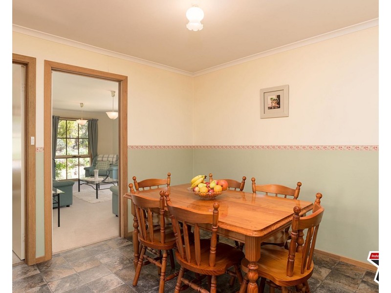 17 Azarow Circuit, Croydon South VIC 3136