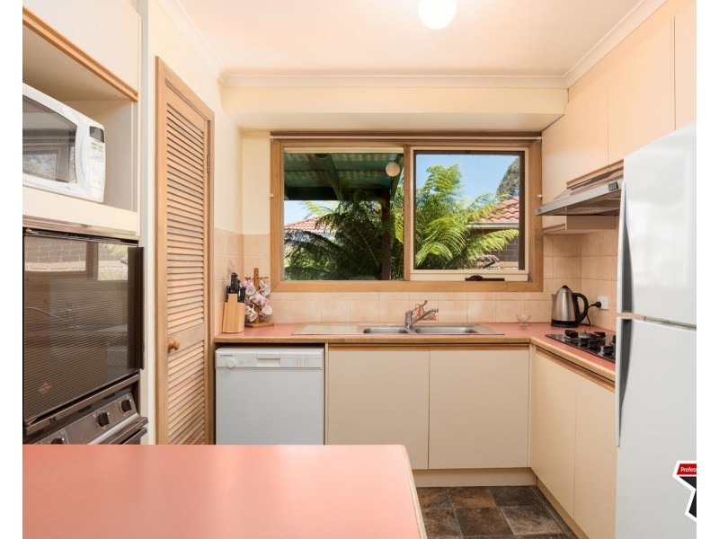 17 Azarow Circuit, Croydon South VIC 3136