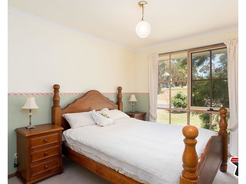 17 Azarow Circuit, Croydon South VIC 3136