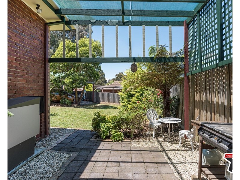 17 Azarow Circuit, Croydon South VIC 3136