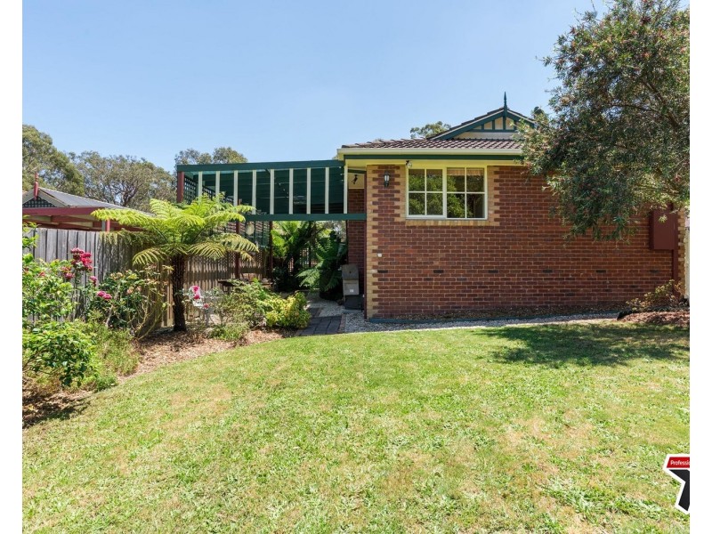 17 Azarow Circuit, Croydon South VIC 3136