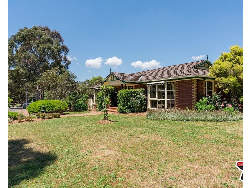 17 Azarow Circuit, Croydon South VIC 3136