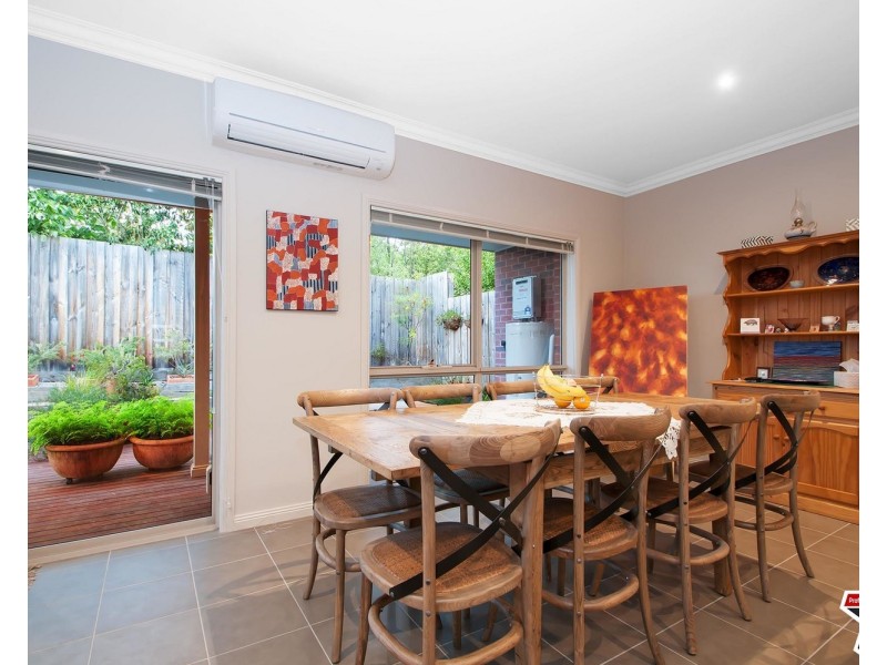 2c Zina Grove, Mooroolbark VIC 3138