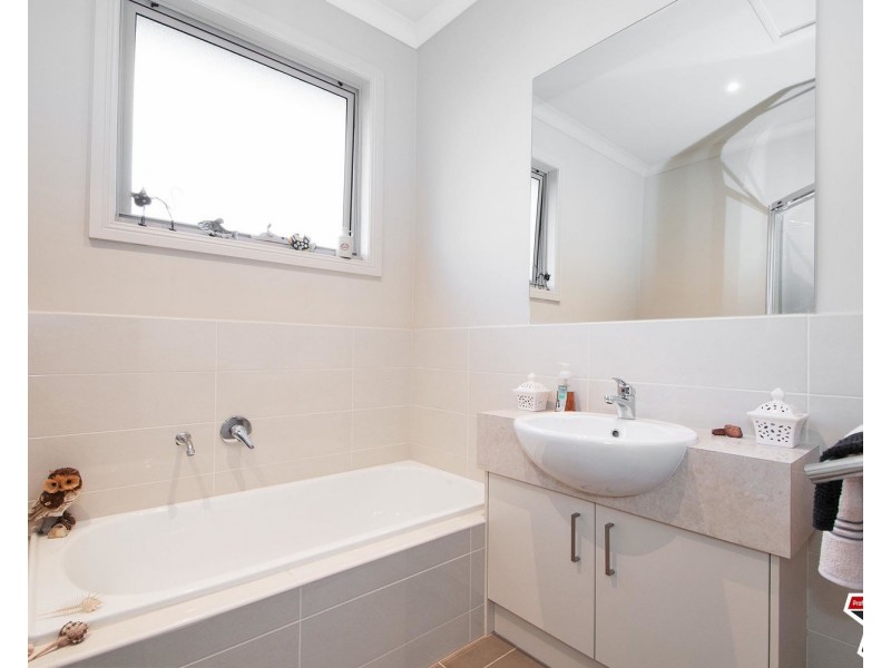 2c Zina Grove, Mooroolbark VIC 3138