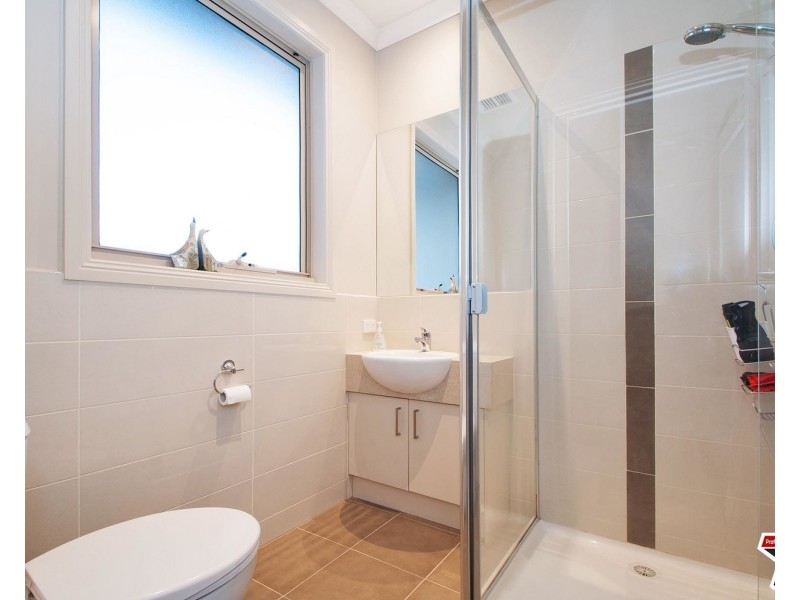 2c Zina Grove, Mooroolbark VIC 3138