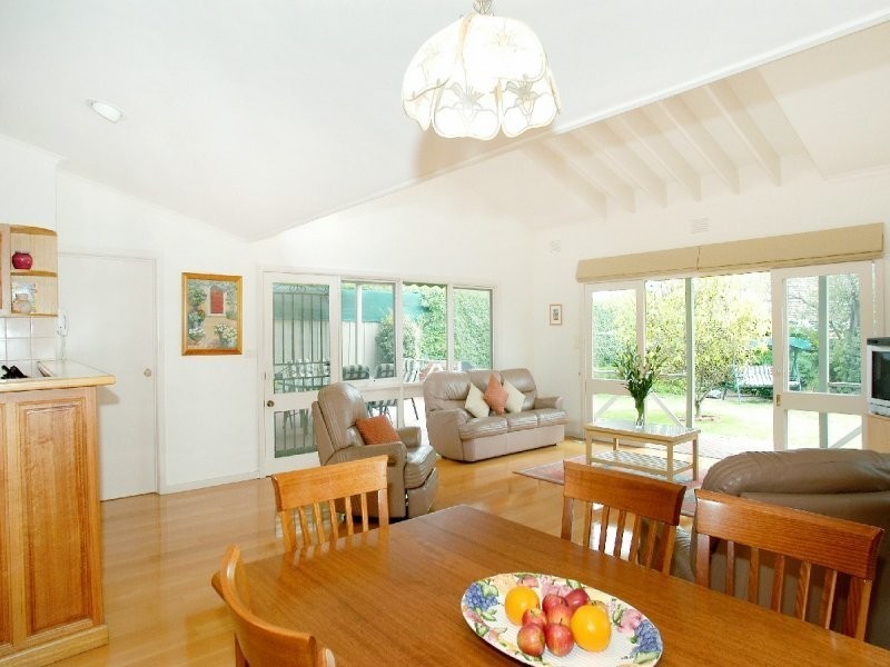 16 Grammar Street, Strathmore VIC 3041