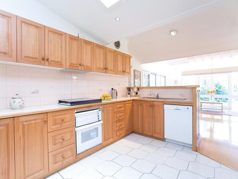 16 Grammar Street, Strathmore VIC 3041