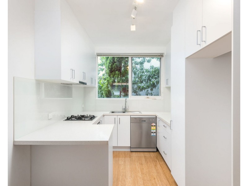 2/8 Robe Street, St Kilda VIC 3182