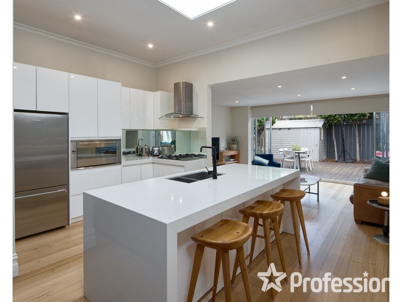 35 Longmore Street, St Kilda West VIC 3182