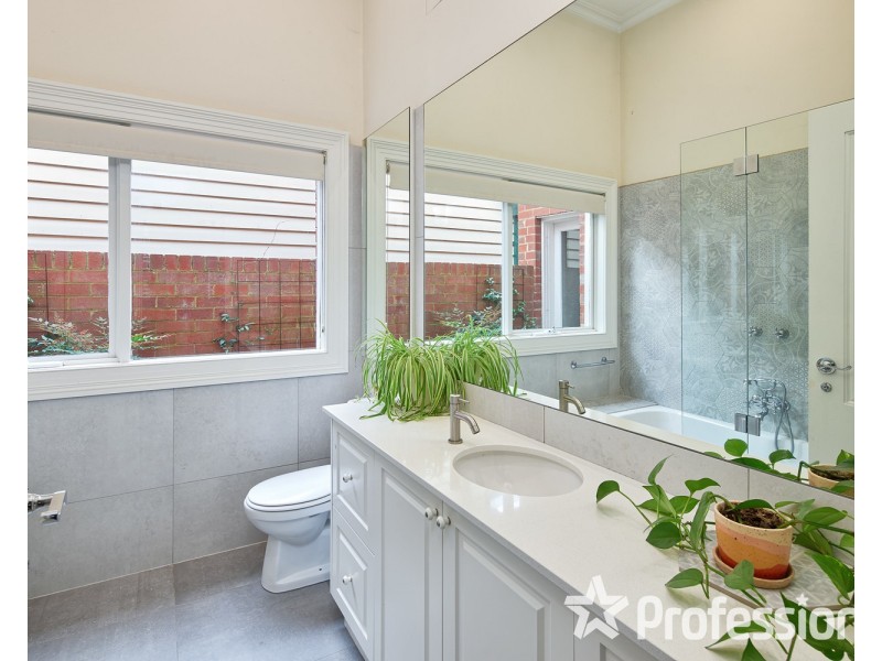 35 Longmore Street, St Kilda West VIC 3182